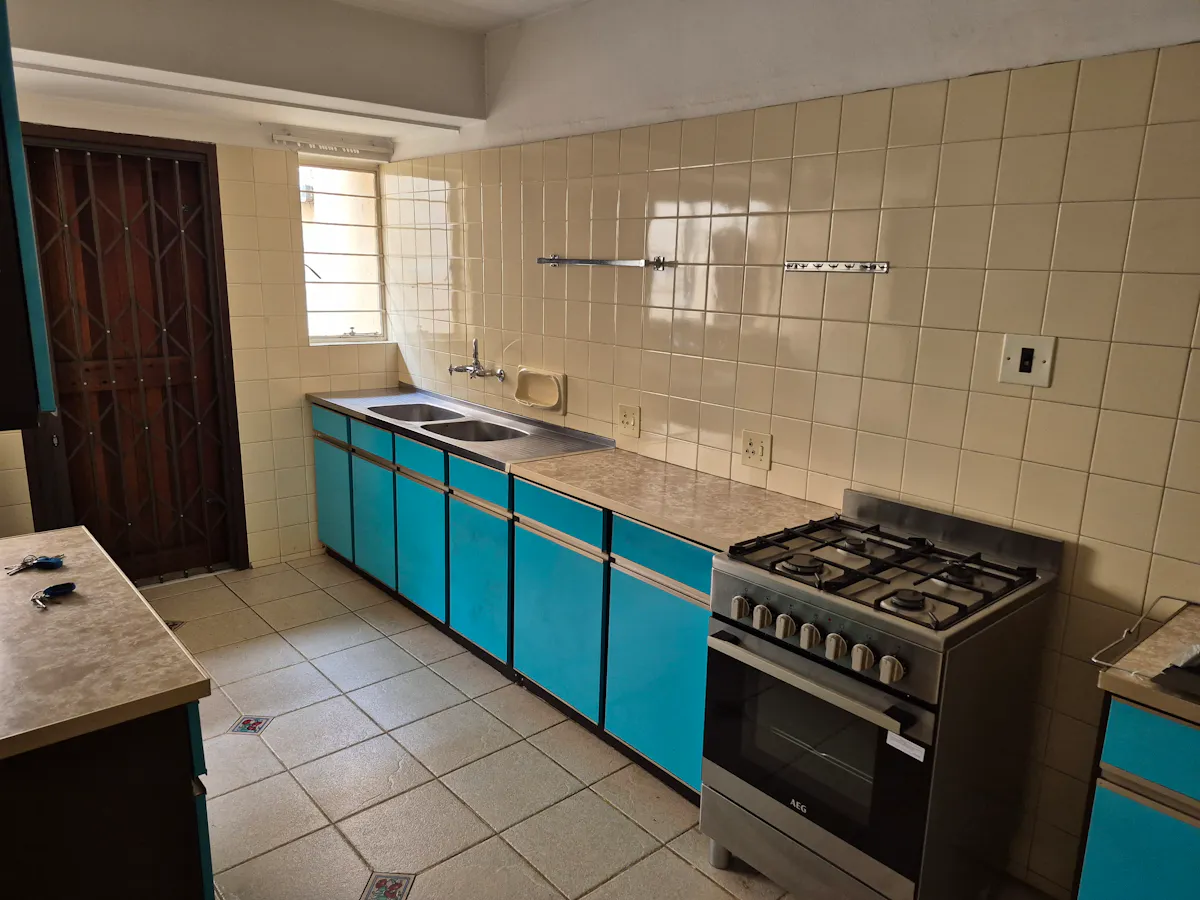 Female only 3 bedroom residence in Ashlea Gardens.   500m or 7 minute walk from Eduvos Pretoria. – photo 2