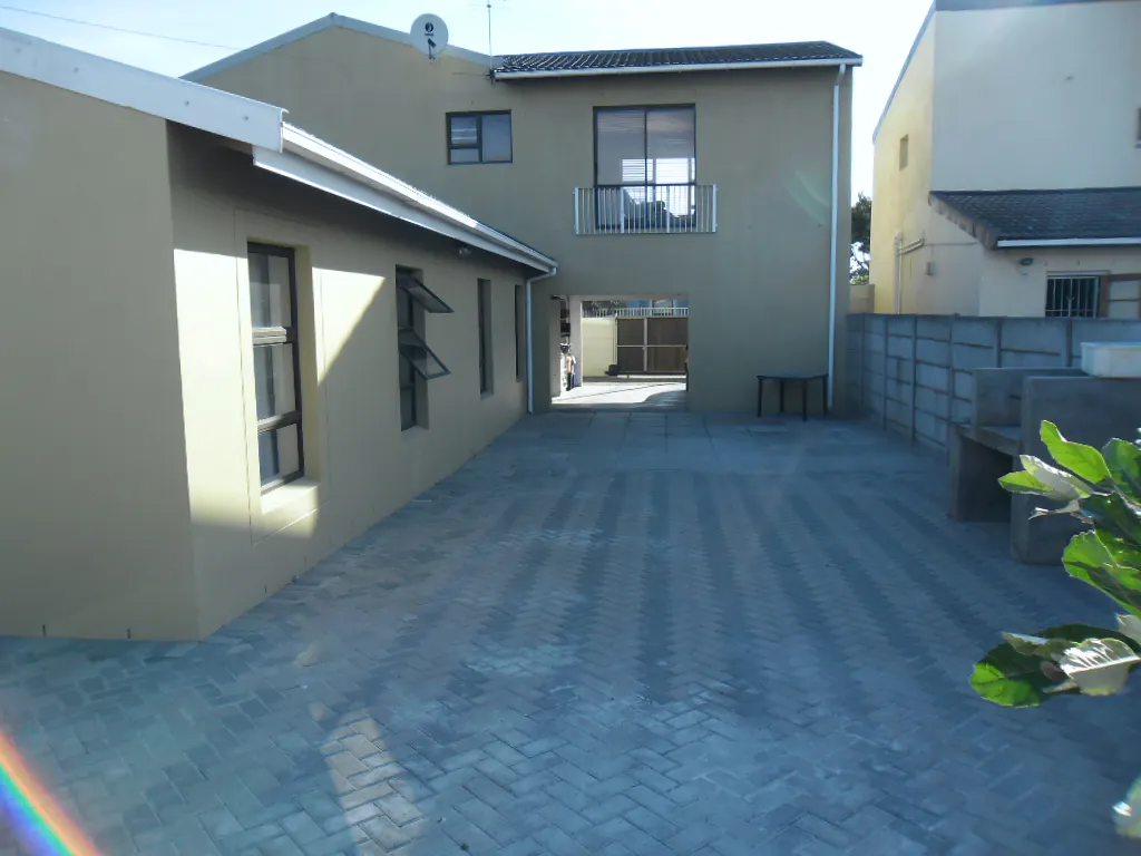 Navine's Homestay: Males Non-Smokers Only | NOT NSFAS accredited