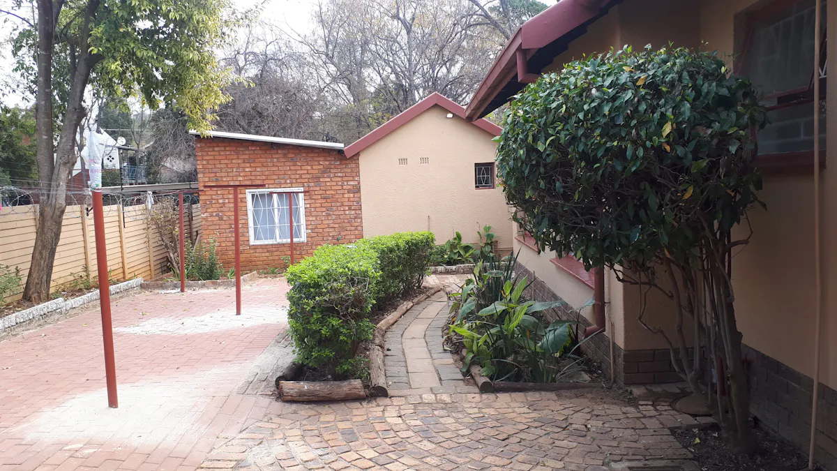 Student Commune in Lynnwood Glen Close to Varsity College – photo 2