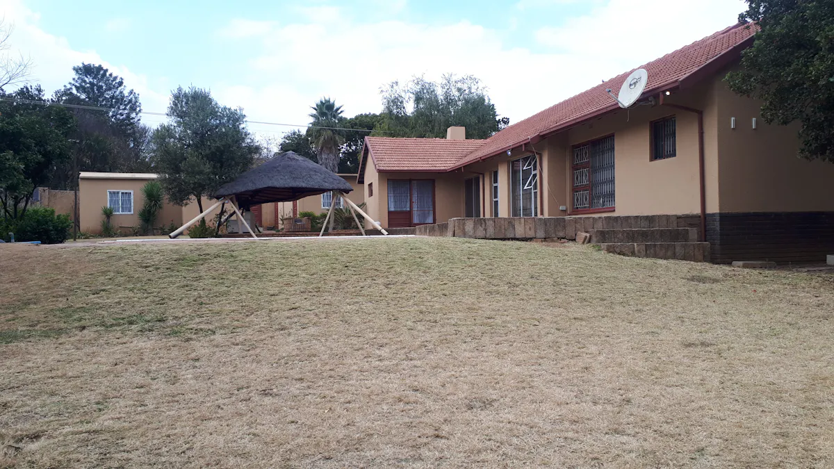 Student Commune in Lynnwood Glen Close to Varsity College
