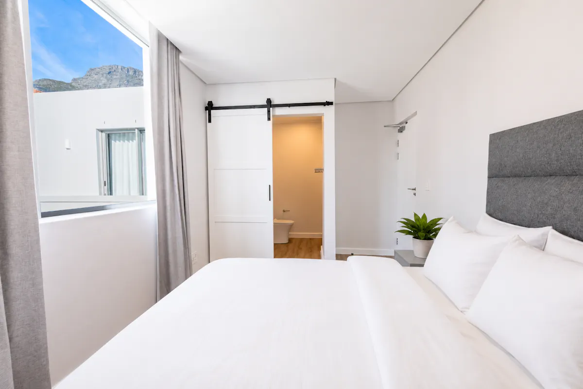 Metropole Florida Road | Furnished En-Suite Rooms | 12 Month Lease – photo 2