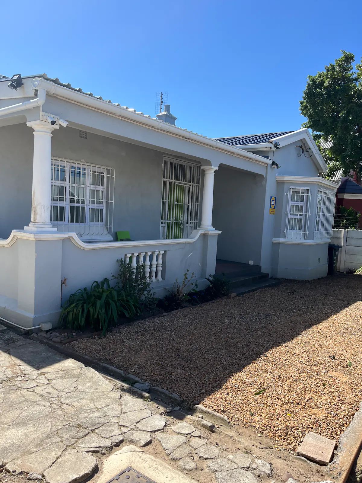 5 Bedroom house with secure parking in Obz