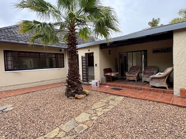 CJ's Place -6 bedroom house in Pinelands-Spacious, secure, quiet, non-smoking high end place to live and study