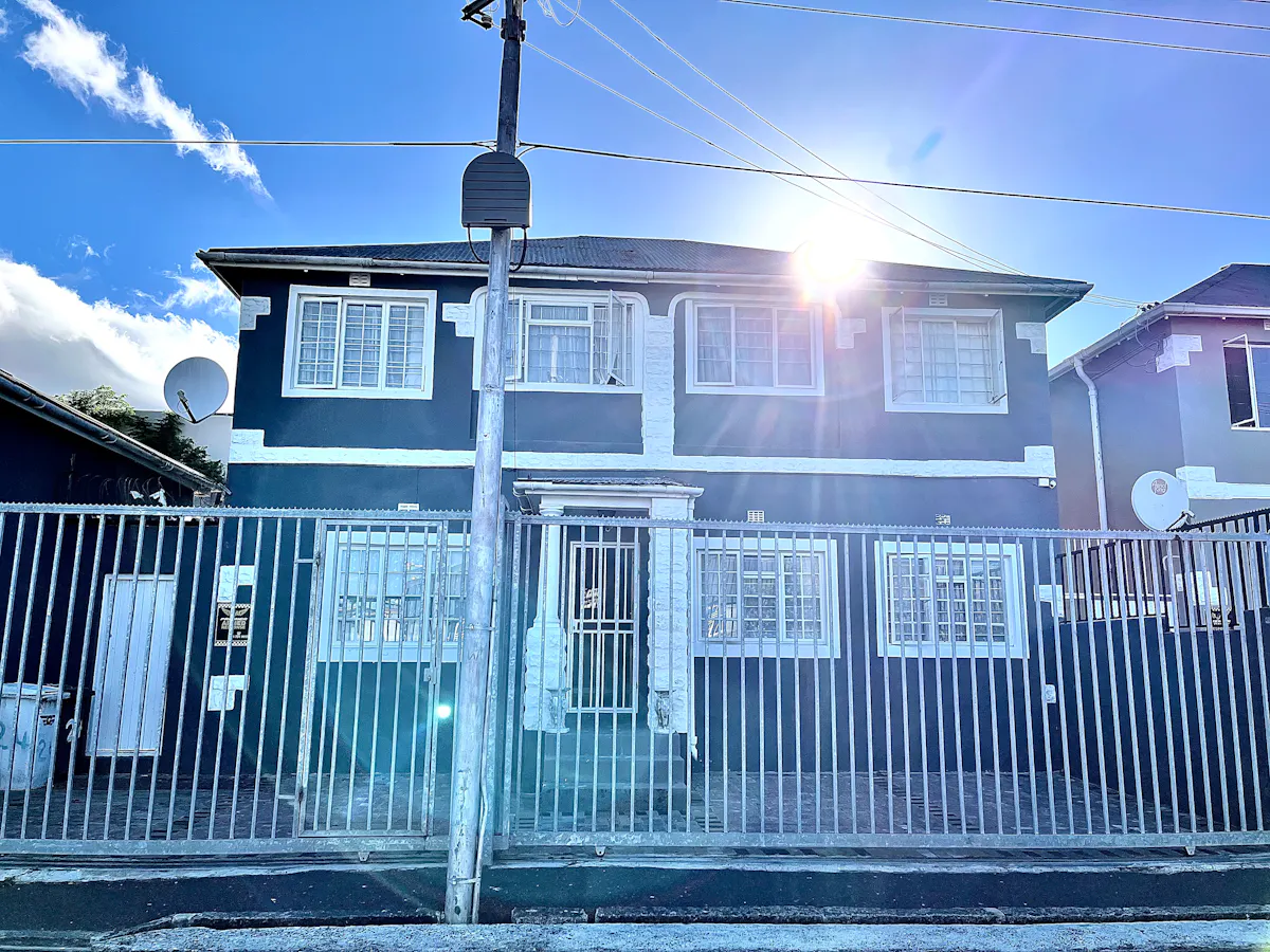 The Sherlock: Friendly two story digs with garden and off street parking 50m from AFDA campus