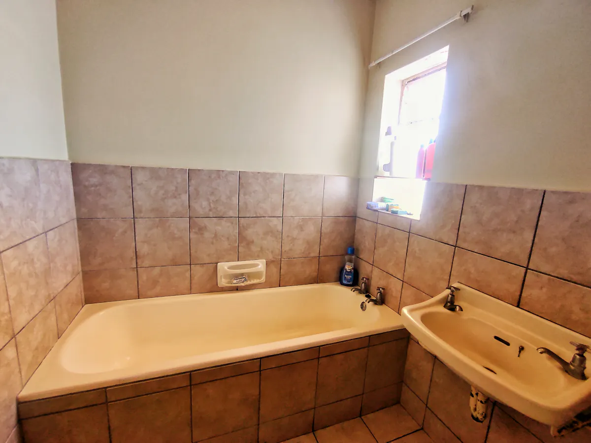 Charming Room Available in Humewood Apartment – Ideal for Female Tenants! – photo 2