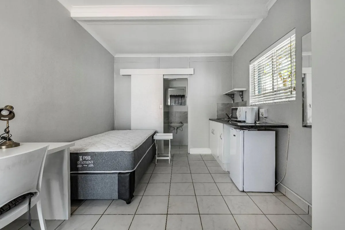 1 Flatlet Close to UCT