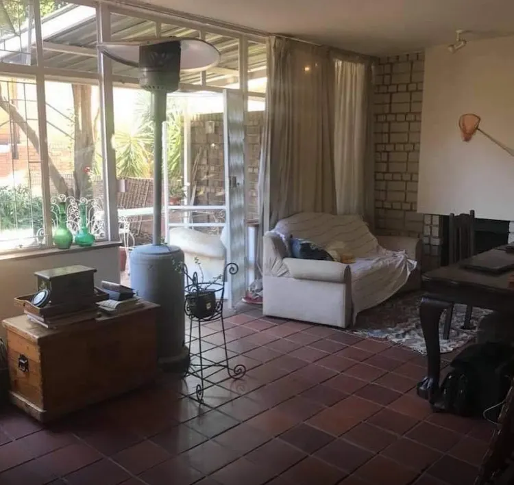 Walking distance to Varsity College and 10min drive to UP, very central, quiet and peaceful. All applicants considered but females and non-smokers preferred – photo 2